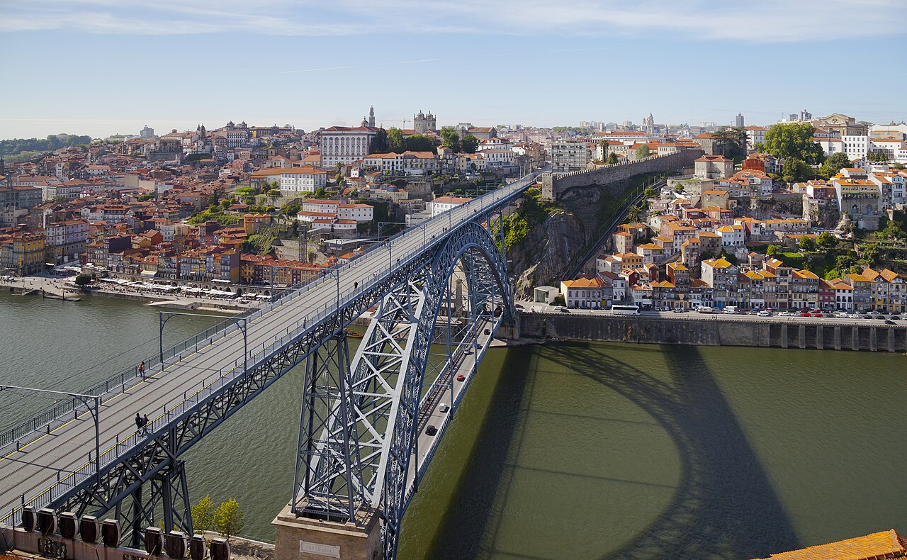 Dom Luís I Bridge between Porto and Vila Nova de Gaia, Portugal